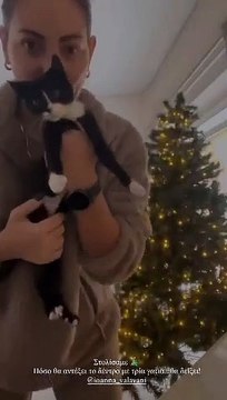 Ευρυδίκη Βαλαβάνη: Μετά τον χωρισμό από τον Βασάλο δείτε με ποιον στόλισε χριστουγεννιάτικο δέντρο!
