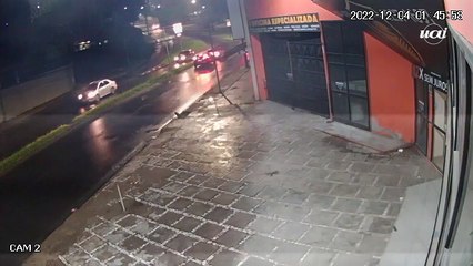 Homem pula de viaduto, furta táxi e sofre acidente em Juiz de Fora