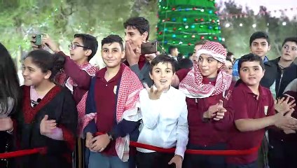 ولي العهد يشارك أبناء الطوائف المسيحية بإضاءة شجرة عيد الميلاد بالكرك