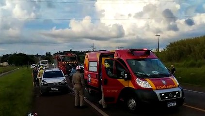 Video herunterladen: Queda de moto deixa dois feridos na rodovia BR-369 em Cascavel