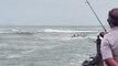 Cinco pessoas da mesma família caem no mar após barco virar em praia de SC