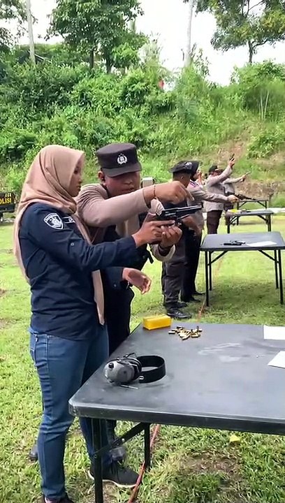 LATIHAN MENEMBAK ANGGOTA POLRES LOBAR