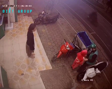 Người cha bế con vào sọt hàng để tránh những cơn gió: Con cũng đã quen với hành trình này