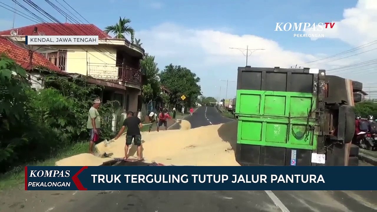 Truk Terguling Tutup Jalur Pantura