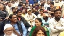 হাওড়া: কর্মীসভা‌য় মাটিতে বসে কী করছেন মন্ত্রী অরূপ রায় !