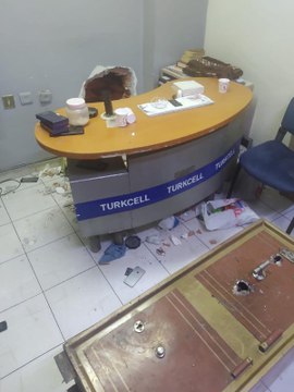 MATKAPLA DUVARI DELİP, 60 CEP TELEFONU ÇALDILAR