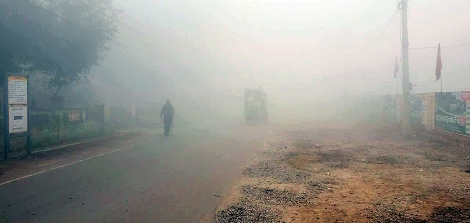 कोहरे की चपेट में इलाका, धीमी हुई वाहनों की रफ्तार