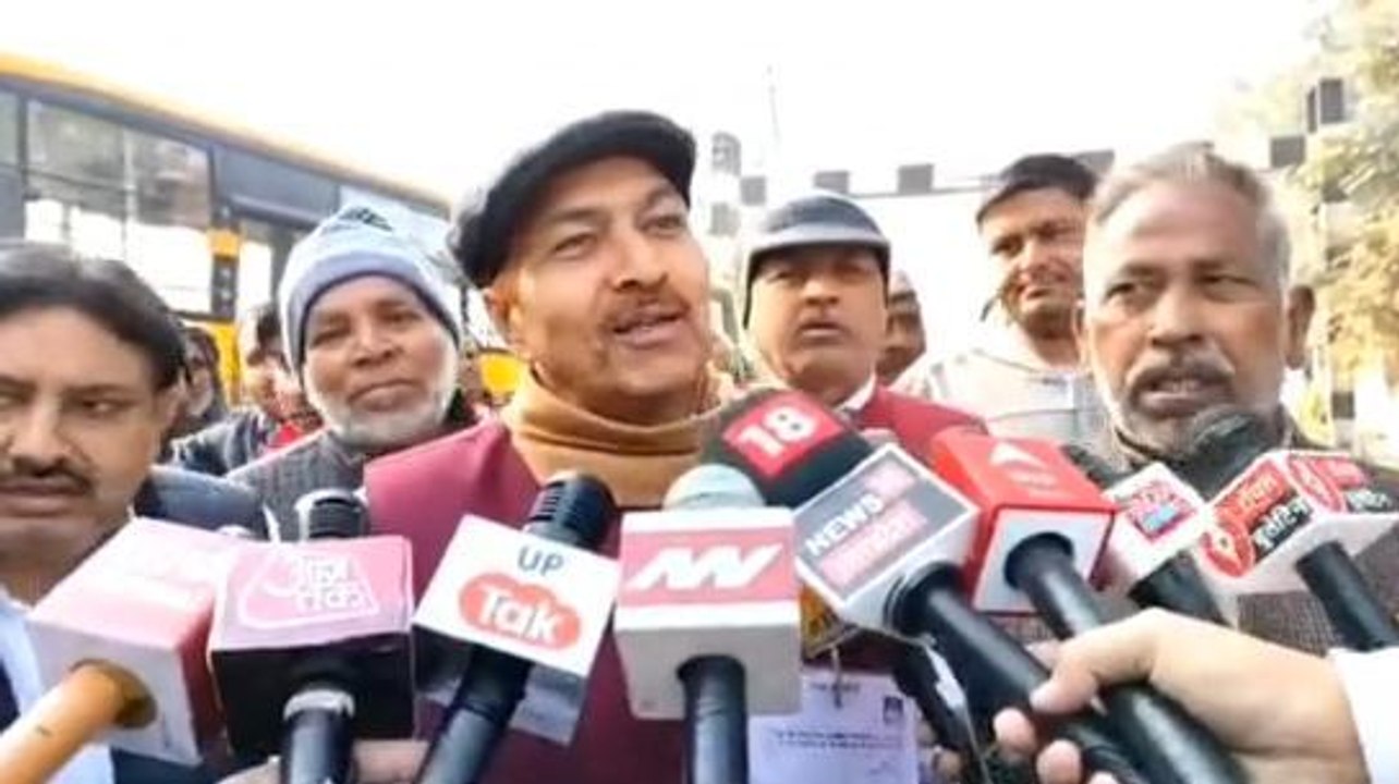 खतौली उपचुनाव: दरोग़ा ने बूथ पर रोक दिए गठबंधन प्रत्याशी मदन भैया, फिर क्या हुआ देखें