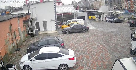 Tramvay ile otobüsün çarpıştığı kaza kamerada