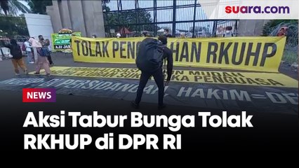 Karangan Bunga Duka Cita hingga Tabur Bunga Warnai Aksi Tolak RKHUP di DPR RI