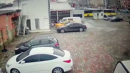 Download Video: Tramvay'ın İETT otobüsüne çarpma anı kamerada