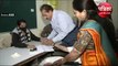 गुजरात चुनाव: व्हील चेयर पर बैठकर वोट देने पहुंचीं PM मोदी की मां हीराबेन मोदी, देंखे Video