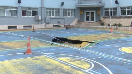 BAKIRKÖY'DE OKUL BAHÇESİNDE ÇÖKME