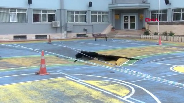 Bakırköy'de okulun bahçesinde çökme meydana geldi