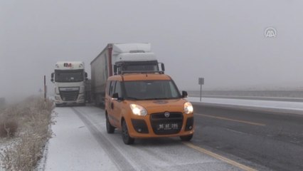 Kar ve buzlanma nedeniyle tırlar yolda kaldı