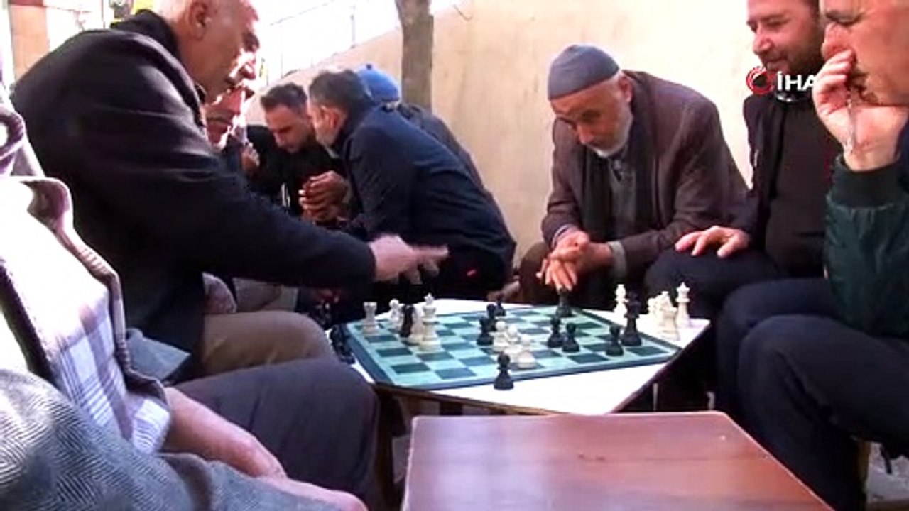 30 yıllık çayevinde satranç oyunu yaşlıların vazgeçilmezi oldu