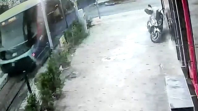 4'ü ağır, 33 kişinin yaralandığı İETT otobüsü ile tramvayın kaza anı böyle kaydedildi