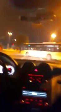 Pendik'te kırmızı ışıkta geçen İETT otobüsü kazaya neden oldu... O anlar kamerada