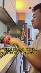 Tô Đình Khánh tự tay gọt hoa quả cho vợ, chăm vợ bầu cực khéo