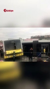 İstanbul'da Tramvay ile Otobüs Çarpıştı! #shorts #otobüs #iett #tramvay