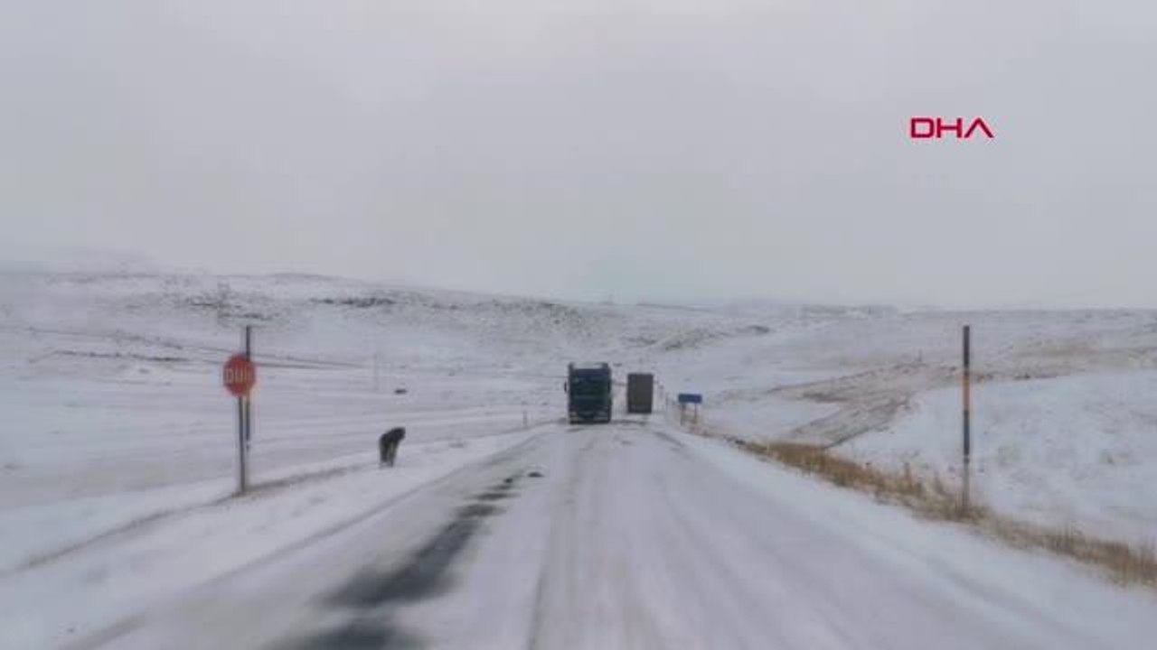 ARPAÇAY'DA YOLLAR BUZ TUTTU