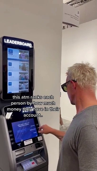 Le DJ Diplo teste le distributeur automatique qui classe les clients selon le solde de leur compte