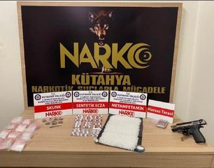 ARAÇTA UYUŞTURUCULARLA YAKALANIP, GÖZALTINA ALINDI