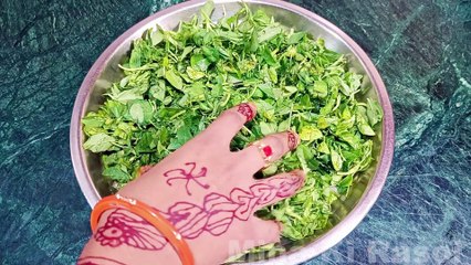 ताजी हरी मेथी से बनाए गरमा-गरम चाय के साथ गेहूं के आटे-हरी मेथी खस्तेदार मठरी - Methi Mathri Recipe