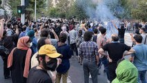 İran'da protestolar devam ederken bir lunapark 