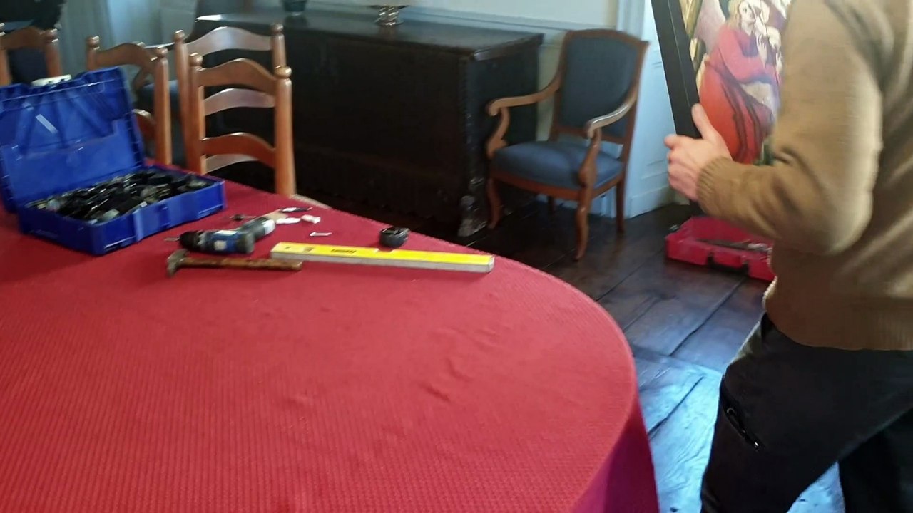 L'installation du tableau à Sare