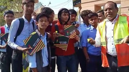 video...विद्या​र्थियों के साथ मिलकर बताया कैसे करें सुर​क्षित सफर