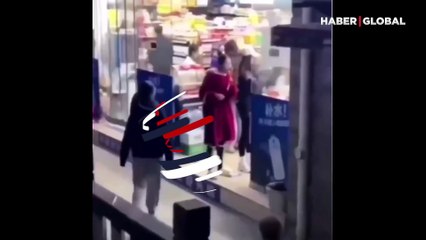 Yere düşen yemeği arkadaşına kitledi, işte böyle yedirdi