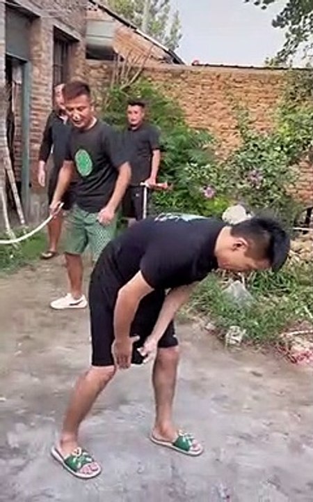 Chinese funny video's--chinese rubber band challenge --games