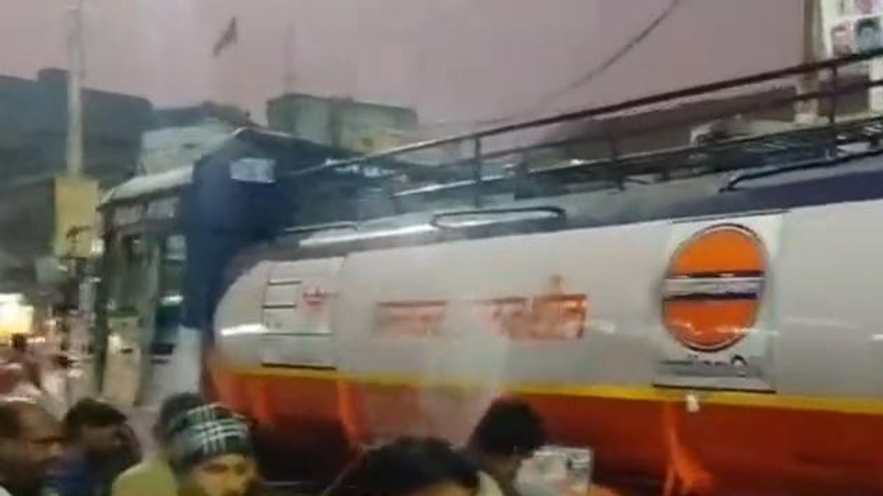 नर्मदापुरम :डीजल ले जा रहे ट्रक से धुंआ निकलता देख बाजार में हड़कंप