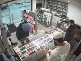 Il tente de voler un téléphone dans une boutique et se retrouve comme un idiot