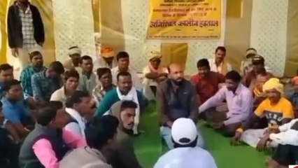 मण्डला: अनिश्चितकालीन हड़ताल पर बैठे मजदूर,जानिए क्या है समस्या
