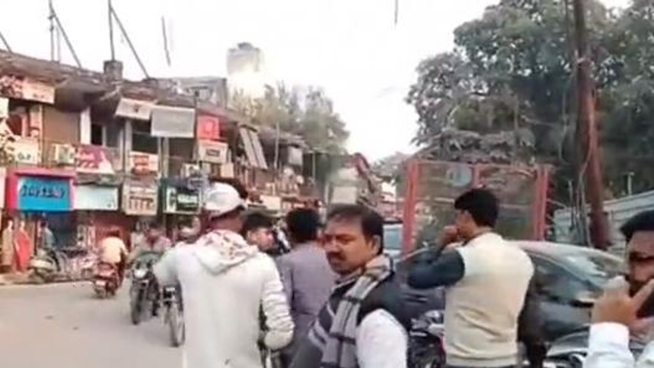 गोरखपुर: दबंगों ने खुलेआम मचाया उत्पात, कार का शीशा तोड़कर फोड़ा युवक का सिर