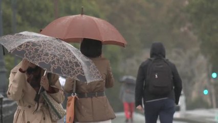 Lluvia y frío para arrancar el puente