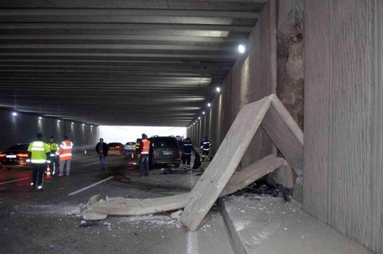 5 araçlı trafik kazasında tünelin beton blokları devrildi