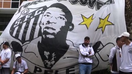 "Pregate per il Re", i tifosi fuori dall'ospedale per Pelé