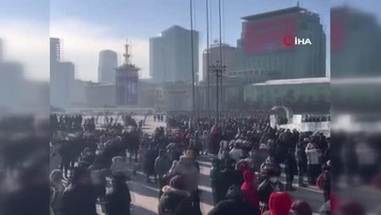 Moğolistan'da yolsuzluk karşıtı protestoGöstericiler Hükümet Sarayı'nı basmaya çalıştı