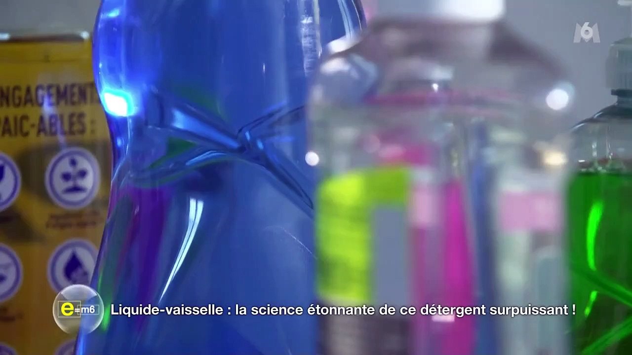 Comment bien laver la vaisselle à la main ? La réponse d'une scientifique dans e = m6