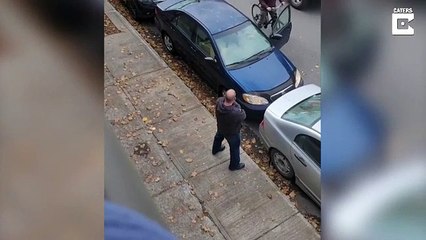 Bisikletiyle Otomobilin Açılan Kapısına Çarptı