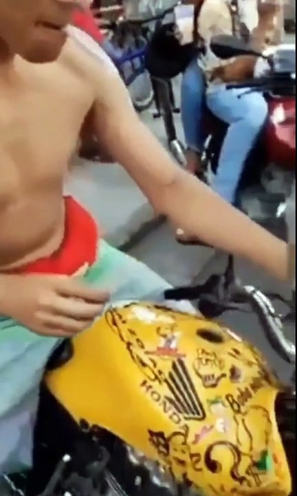 Voilà comment les motards allument une clope sans briquet... classe