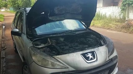Motor de veículo é incendiado no Bairro Periolo, em Cascavel