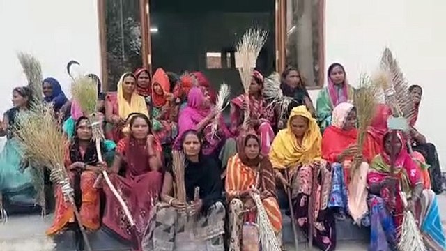 महिला श्रमिकों ने झाडू उठा जताया विरोध