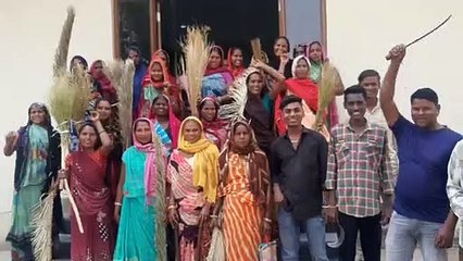 महिला श्रमिकों ने झाडू उठा जताया विरोध