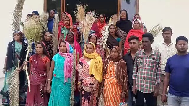 महिला श्रमिकों ने झाडू उठा जताया विरोध