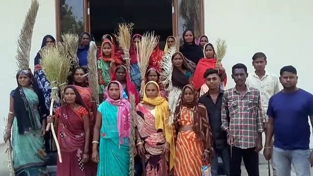 महिला श्रमिकों ने झाडू उठा जताया विरोध