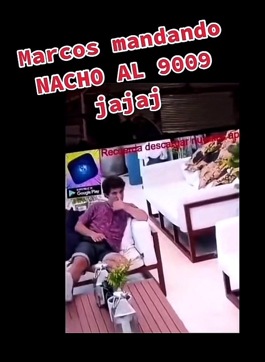 Marcos de Gran Hermano usando un celular